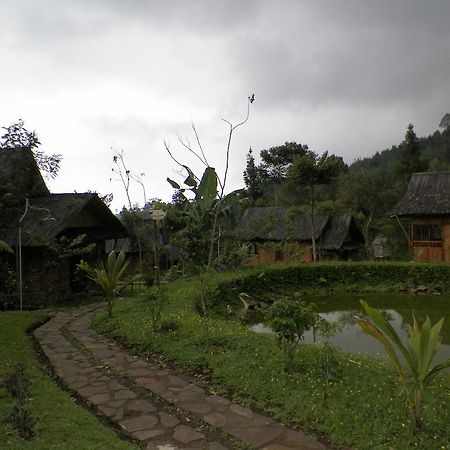 Villa Kampung Karuhun Sutan Raja Bandung Exterior foto