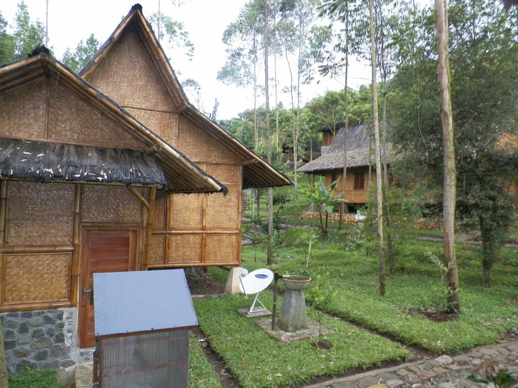 Villa Kampung Karuhun Sutan Raja Bandung Exterior foto